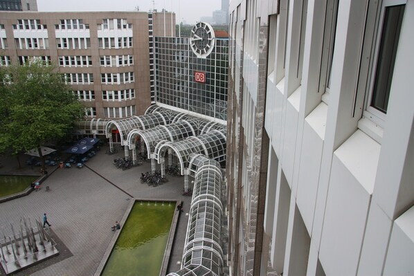 Der Bertha-von-Suttner-Platz und der Eingang zum Hauptbahnhof.